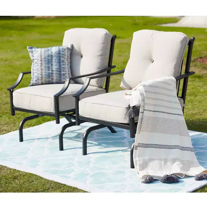 Ensemble de 3 pièces de salon de patio à cadre en acier rayé crème - Lokatse: Ensemble de conversation extérieur avec fauteuils à bascule et table d'appoint