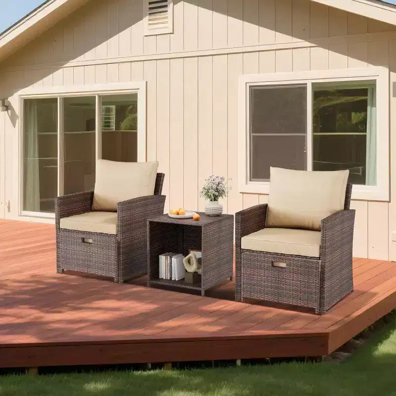 L'ensemble de 5 meubles de jardin en rotin comprend des coussins moelleux, deux poufs et une table basse à double plateau.