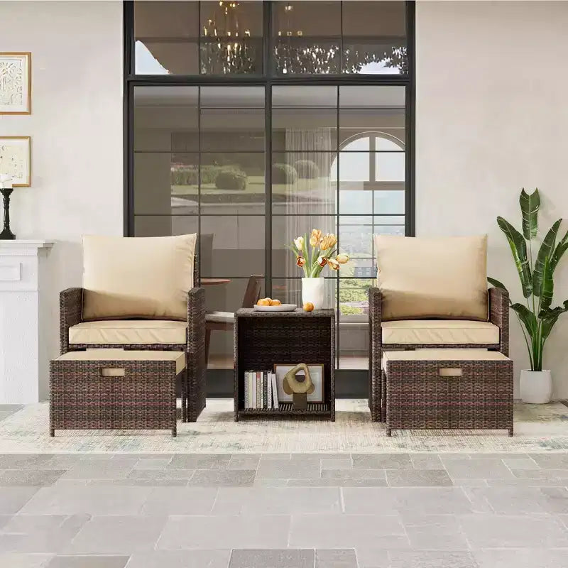 L'ensemble de 5 meubles de jardin en rotin comprend des coussins moelleux, deux poufs et une table basse à double plateau.