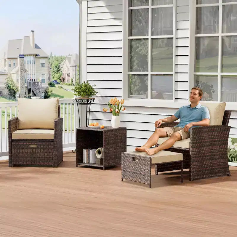 L'ensemble de 5 meubles de jardin en rotin comprend des coussins moelleux, deux poufs et une table basse à double plateau.