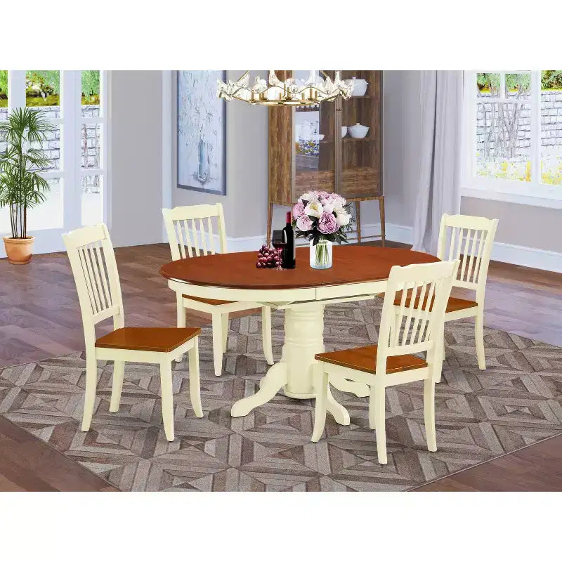 Table de salle à manger HomeStock 5 pièces ovale en bois massif finition crème et cerisier avec 4 chaises à dossier à lattes