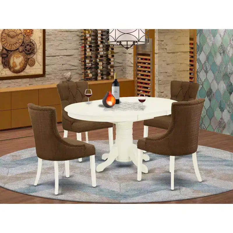 Table de salle à manger HomeStock 5 pièces en bois massif à plateau ovale, finition blanc lin, avec 4 chaises Parson et rallonge papillon