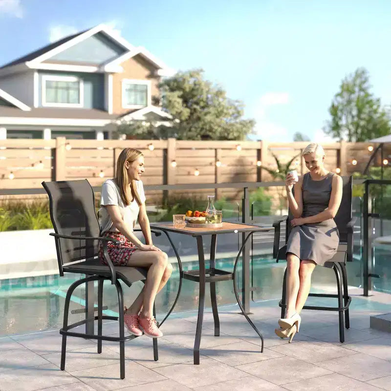 Lot de 2 tabourets de bar pivotants d'extérieur avec accoudoirs, chaises de terrasse hauteur bar avec cadre en acier pour balcon, bord de piscine