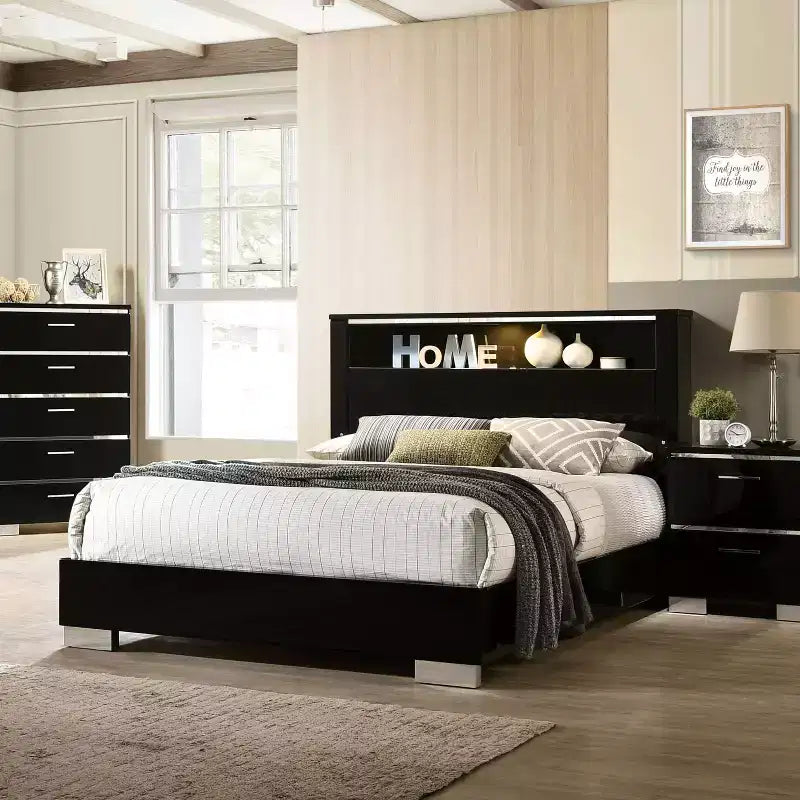Ensemble de chambre Queen 3 pièces Shorehaven avec 2 tables de chevet Noir/Chrome - miBasics : Meubles modernes, Étagère avec port USB