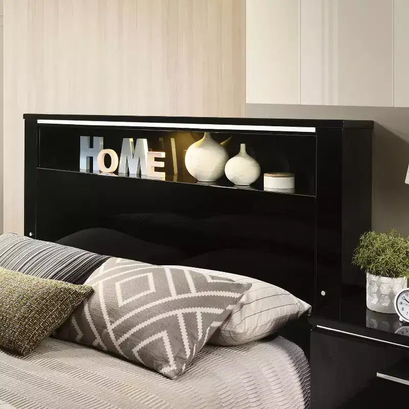 Ensemble de chambre Queen 3 pièces Shorehaven avec 2 tables de chevet Noir/Chrome - miBasics : Meubles modernes, Étagère avec port USB