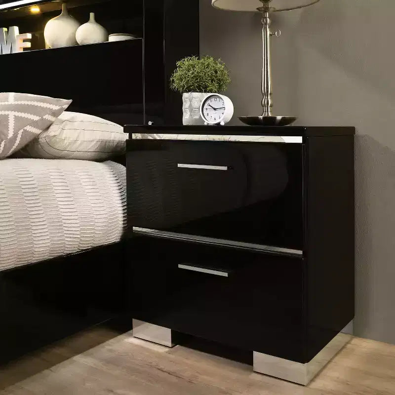 Ensemble de chambre Queen 3 pièces Shorehaven avec 2 tables de chevet Noir/Chrome - miBasics : Meubles modernes, Étagère avec port USB