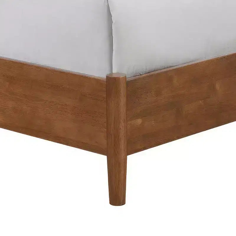 HOMES: Inside + Out Ensemble de chambre à coucher 3 pièces Queen Riverstone Mid-Century Modern avec 2 tables de nuit Noyer