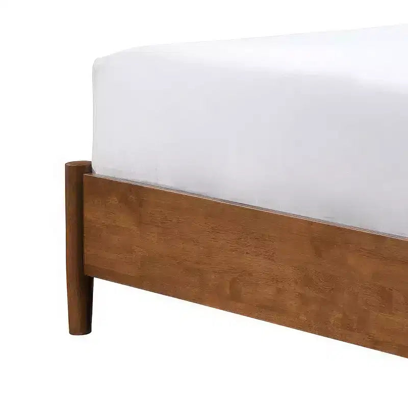 HOMES: Inside + Out Ensemble de chambre à coucher 3 pièces Queen Riverstone Mid-Century Modern avec 2 tables de nuit Noyer