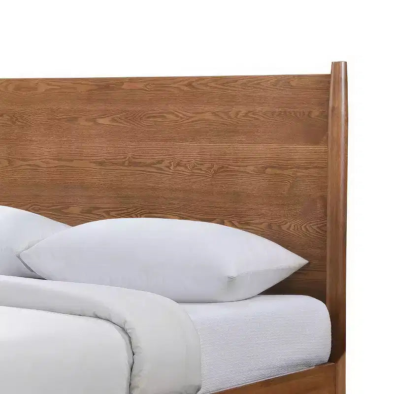 HOMES: Inside + Out Ensemble de chambre à coucher 3 pièces Queen Riverstone Mid-Century Modern avec 2 tables de nuit Noyer