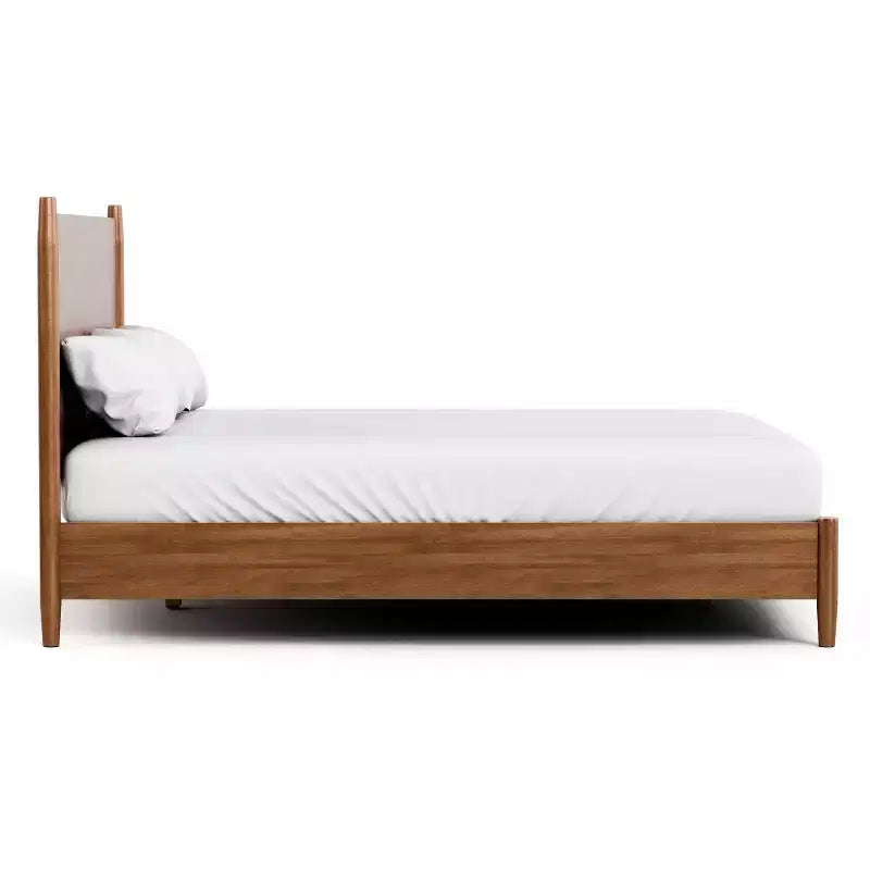 HOMES: Inside + Out Ensemble de chambre à coucher 3 pièces Queen Riverstone Mid-Century Modern avec 2 tables de nuit Noyer