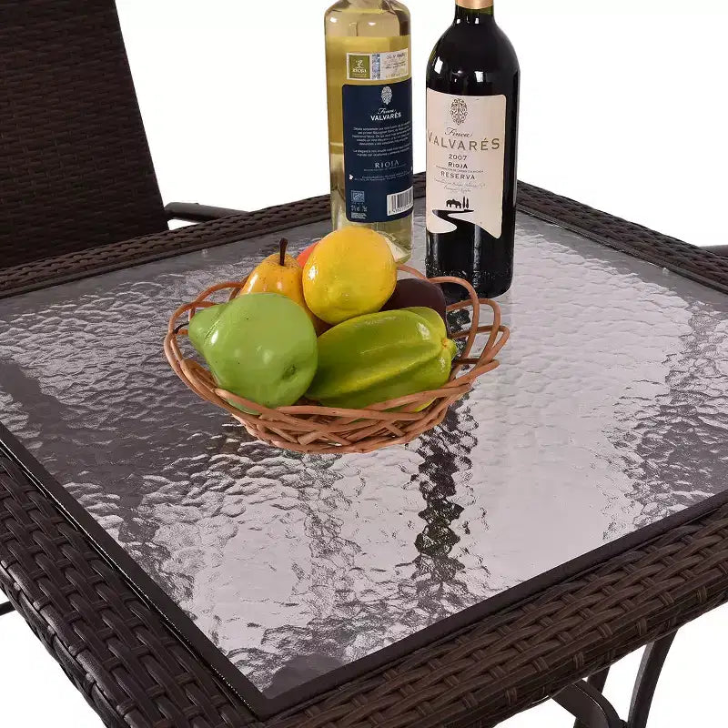 Ensemble de mobilier de jardin en rotin Costway 5 pièces, 4 tabourets de bar pliants + table de bar avec plateau en verre