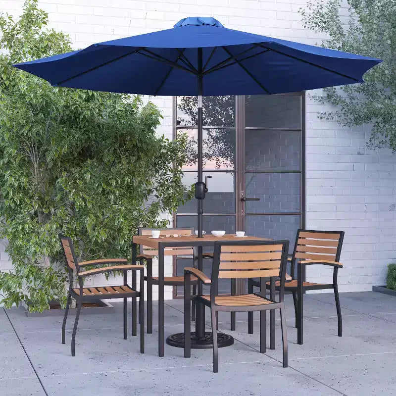 Ensemble de salle à manger Merrick Lane Seven en teck synthétique pour patio avec table, quatre chaises club, parasol de 2,74 m et base