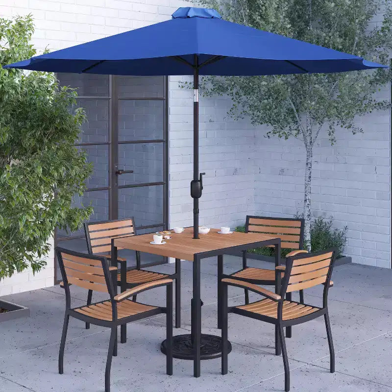 Ensemble de salle à manger Merrick Lane Seven en teck synthétique pour patio avec table, quatre chaises club, parasol de 2,74 m et base