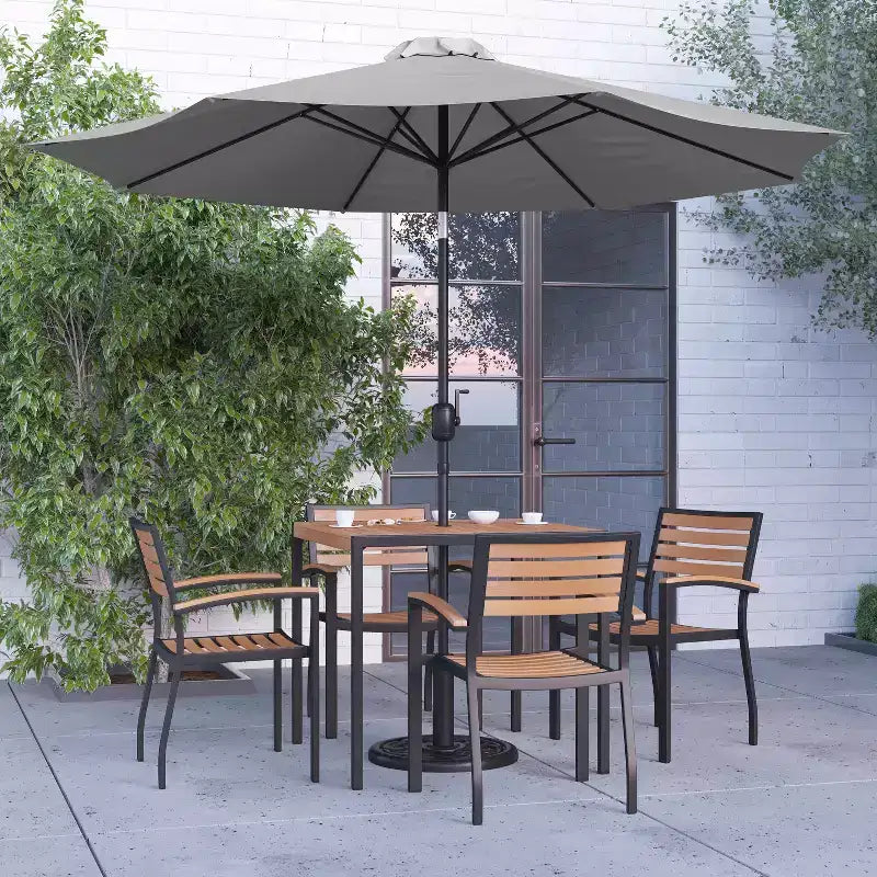Ensemble de salle à manger Merrick Lane Seven en teck synthétique pour patio avec table, quatre chaises club, parasol de 2,74 m et base