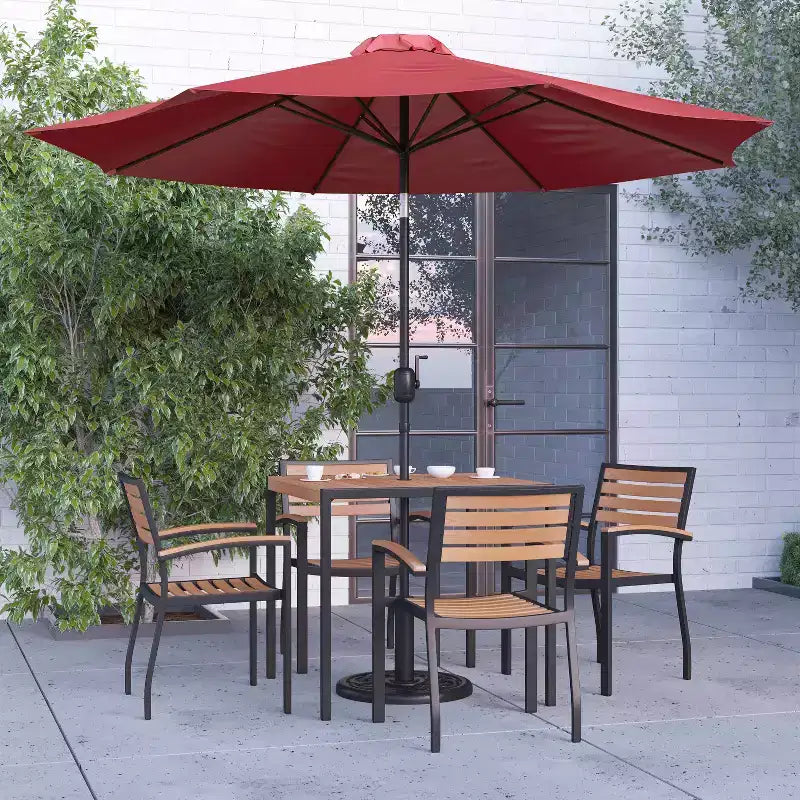 Ensemble de salle à manger Merrick Lane Seven en teck synthétique pour patio avec table, quatre chaises club, parasol de 2,74 m et base