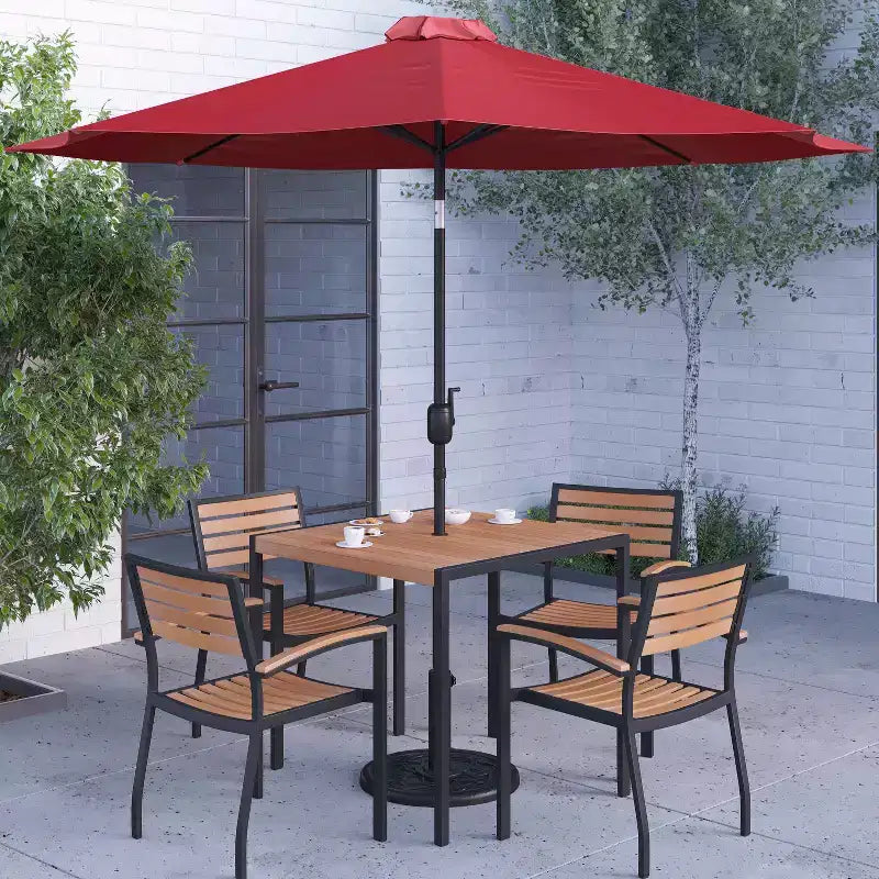 Ensemble de salle à manger Merrick Lane Seven en teck synthétique pour patio avec table, quatre chaises club, parasol de 2,74 m et base