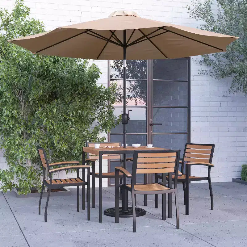 Ensemble de salle à manger Merrick Lane Seven en teck synthétique pour patio avec table, quatre chaises club, parasol de 2,74 m et base
