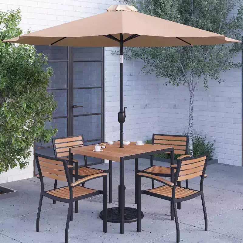 Ensemble de salle à manger Merrick Lane Seven en teck synthétique pour patio avec table, quatre chaises club, parasol de 2,74 m et base