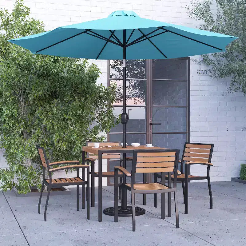 Ensemble de salle à manger Merrick Lane Seven en teck synthétique pour patio avec table, quatre chaises club, parasol de 2,74 m et base