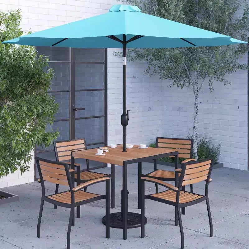Ensemble de salle à manger Merrick Lane Seven en teck synthétique pour patio avec table, quatre chaises club, parasol de 2,74 m et base