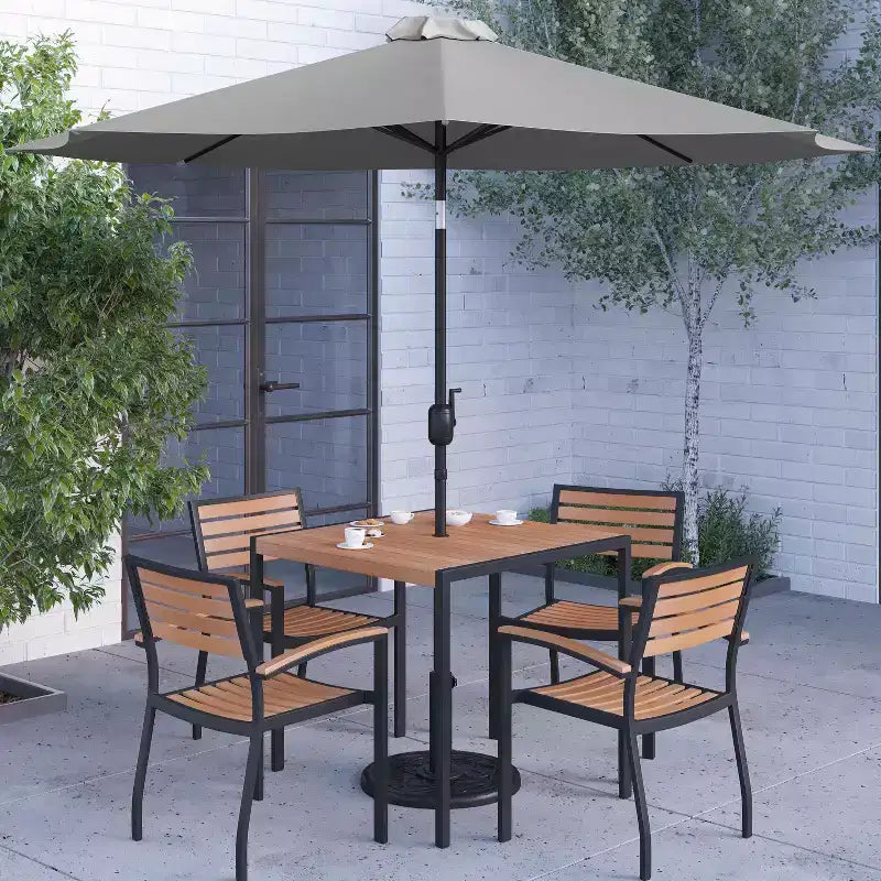 Ensemble de salle à manger Merrick Lane Seven en teck synthétique pour patio avec table, quatre chaises club, parasol de 2,74 m et base