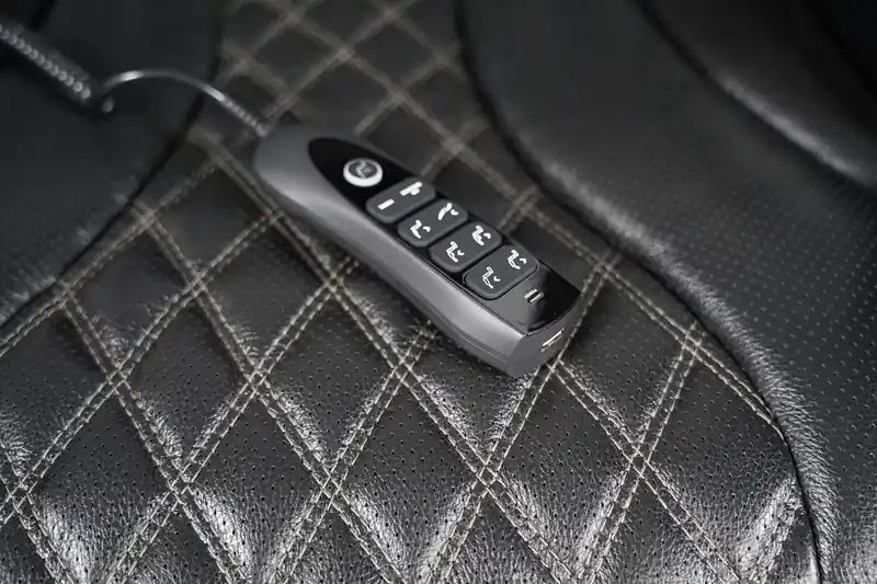 Causeuse inclinable électrique de massage en cuir véritable 74 avec appuie-tête électriques et accoudoirs de rangement
