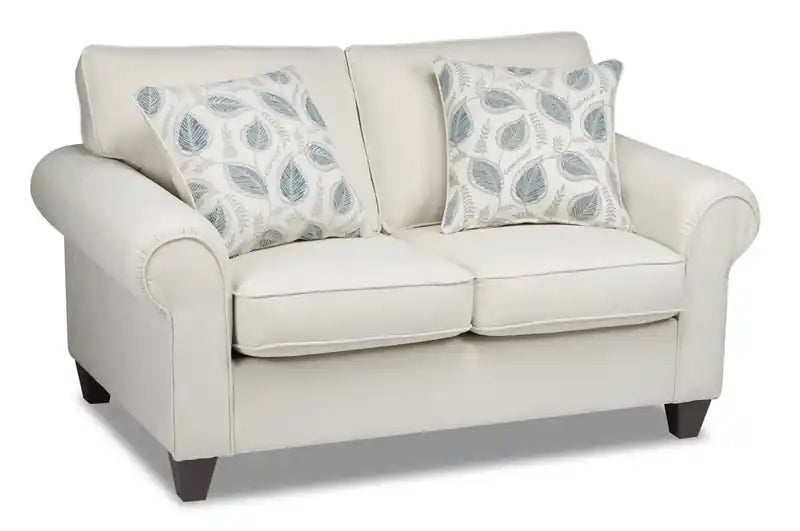 Causeuse en chenille faite au Canada 64 po avec bras roulés et coussins décoratifs – beige écru